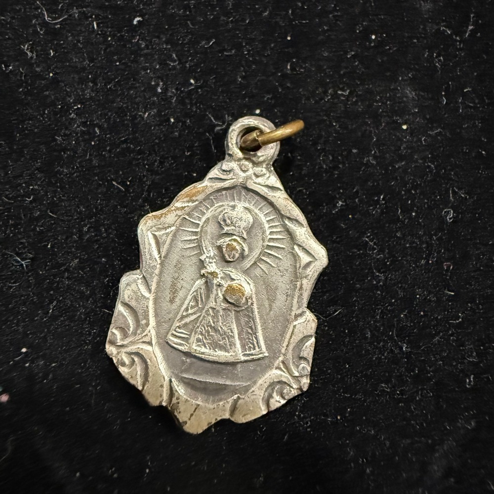 Vintage Infant Jesus of Prague Sacred Heart Religious Medal Silver Tone Pendant